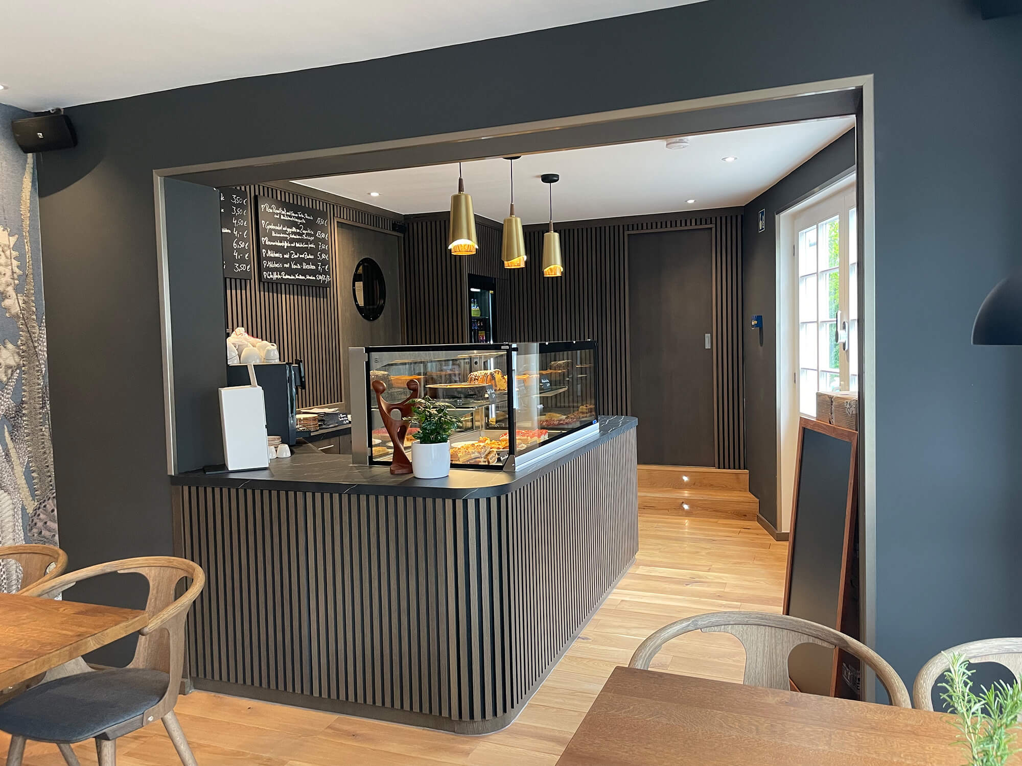 Moderner Café-Innenraum mit Holztischen und Theke