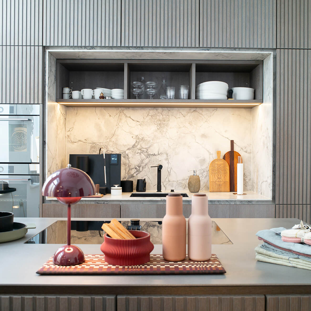 Moderne Küche von Eggersmann mit Marmor-Rückwand und elegantem Zubehör
