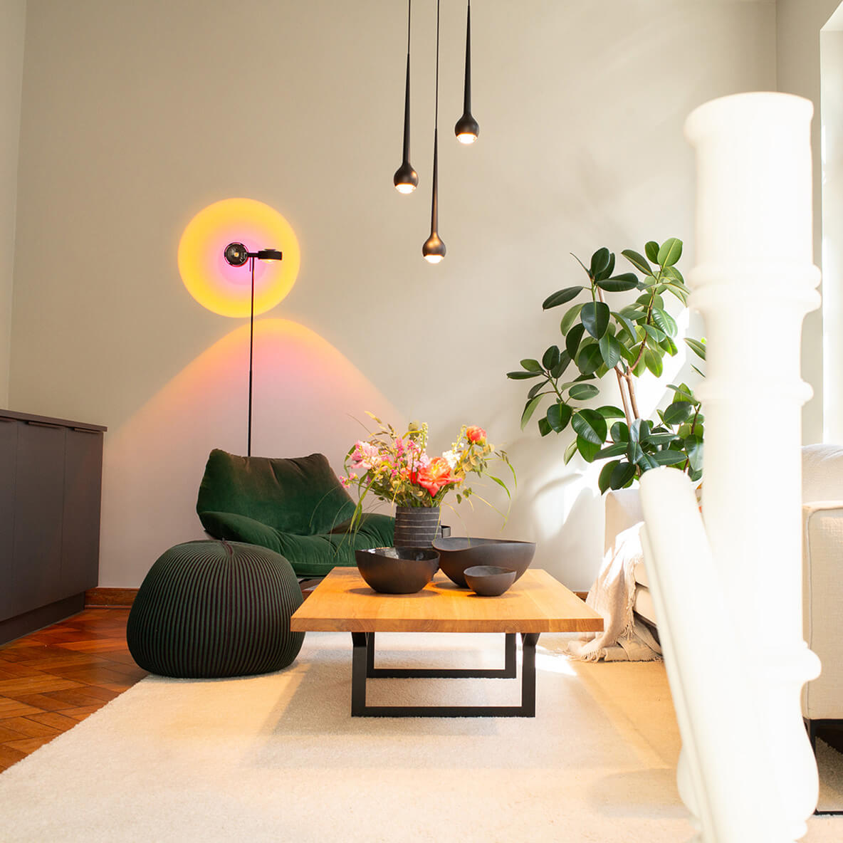 Moderne Wohnzimmergestaltung mit gemütlichem Sessel, Couchtisch und stilvoller Beleuchtung