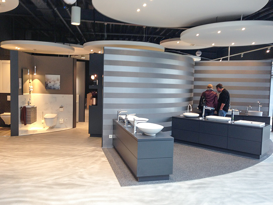 Moderne Badausstellung mit Waschbecken und grauen Akzenten