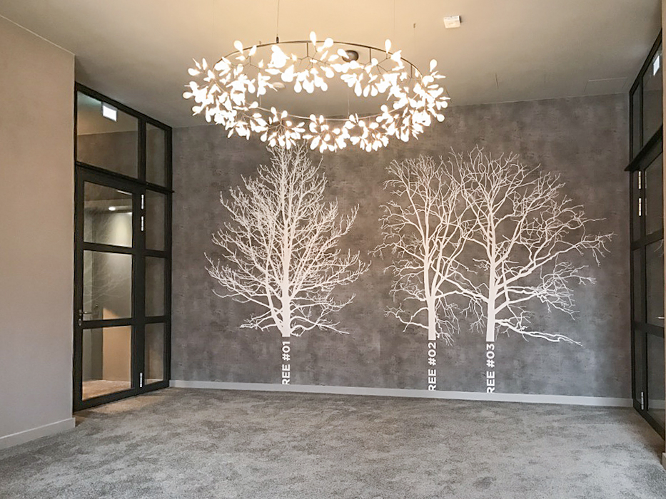 Moderne Lobby mit Baum-Wandkunst und leuchtendem Kronleuchter